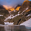 Vista de montaña con neveros y un lago en el Valle de Tena