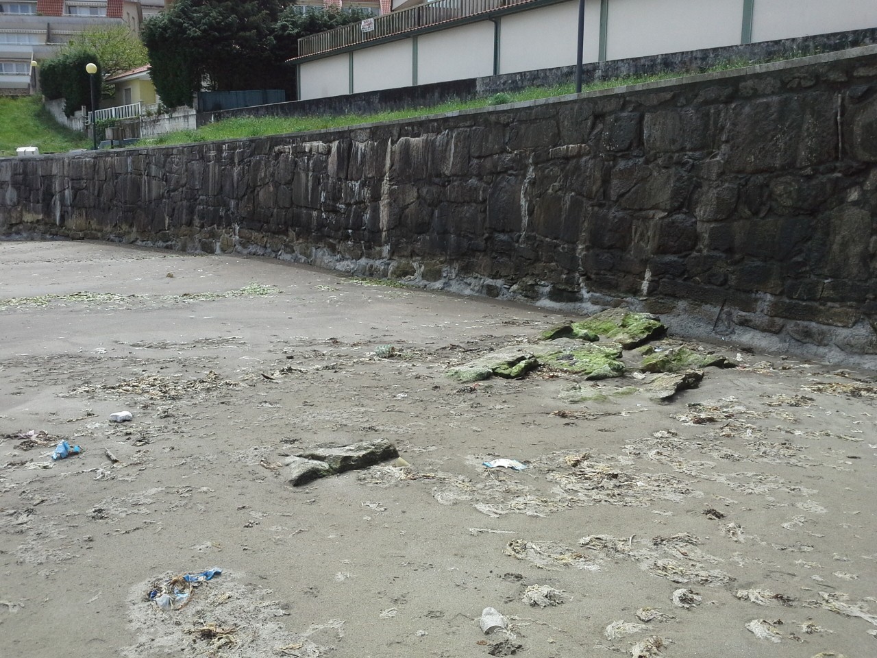 Playa de Corcubion. Avería en paseo y pavimentos