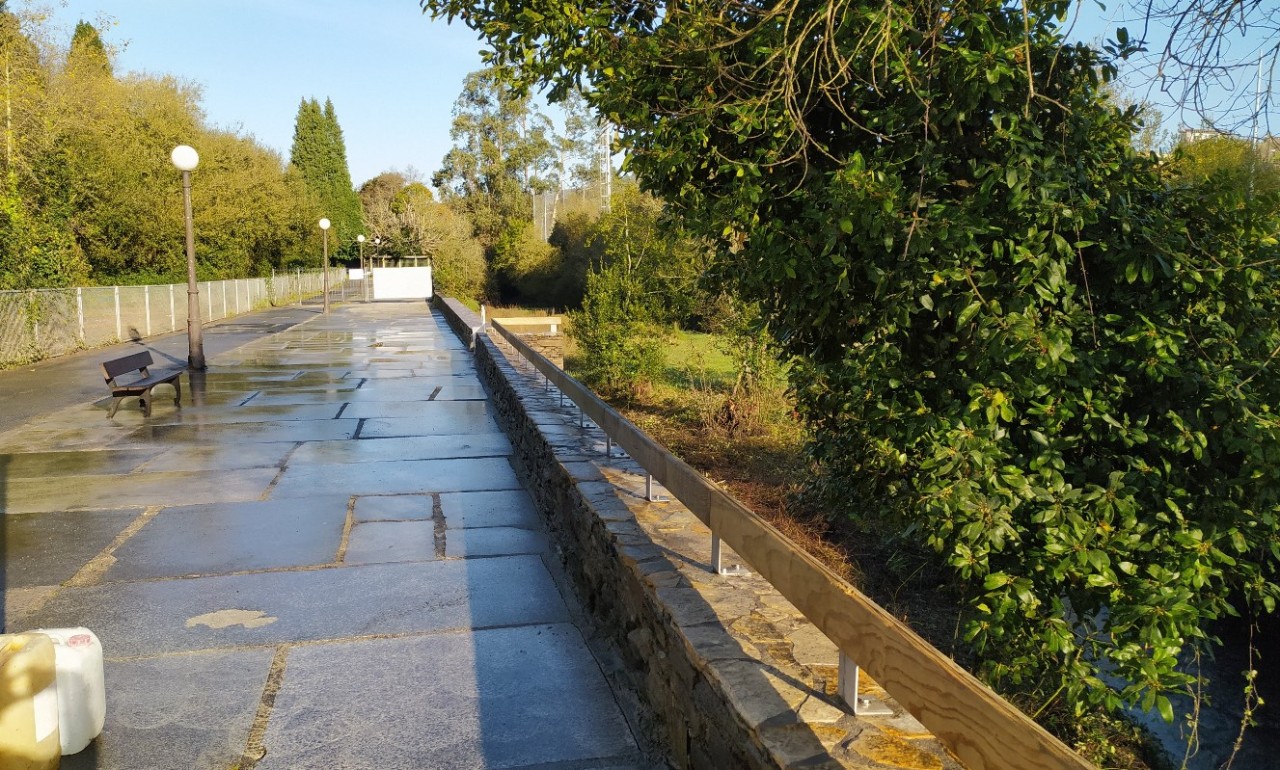 Regeneración de muro de borde en el paseo marítimo de Pontedeume (río Covés)