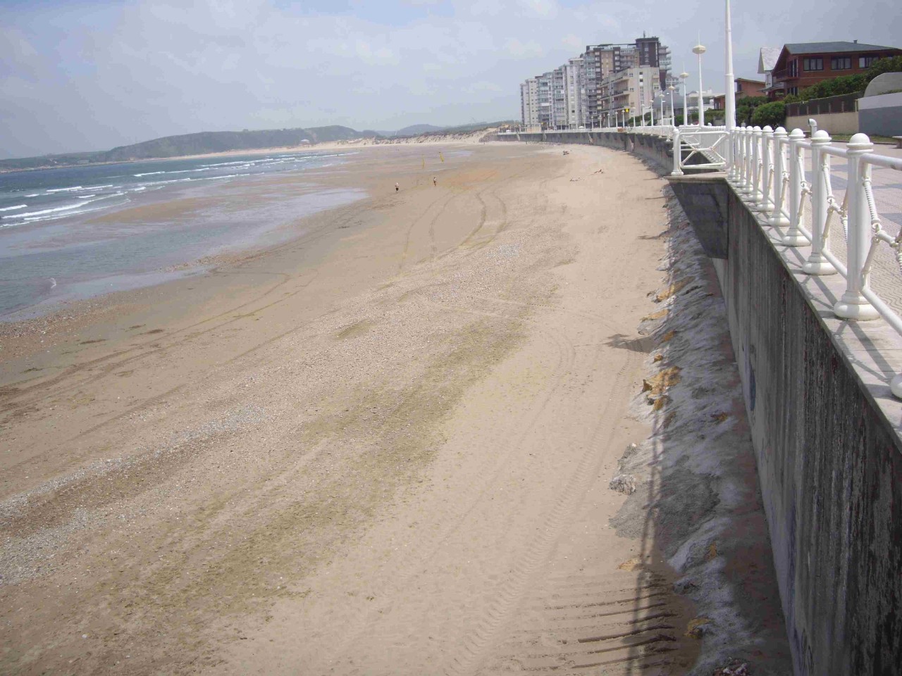 Playa de Salinas. Refuerzo e impermeabilización de la cimentación del muro del paseo marítimo