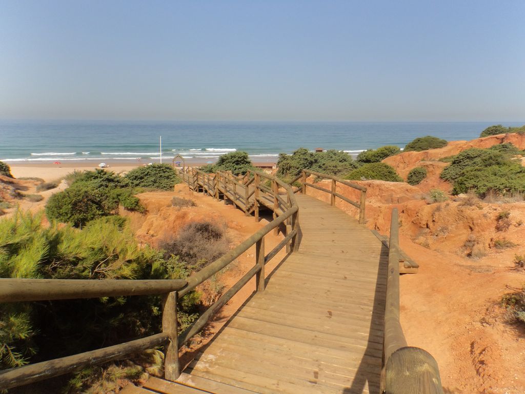 Pasarela de acceso a la playa de Roche