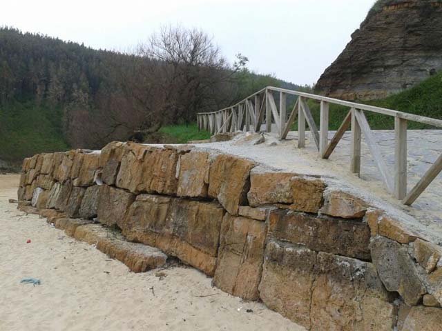 Playa de Galizano. Reparación pasarela de madera. Relleno de rampas mediante piedra escollera