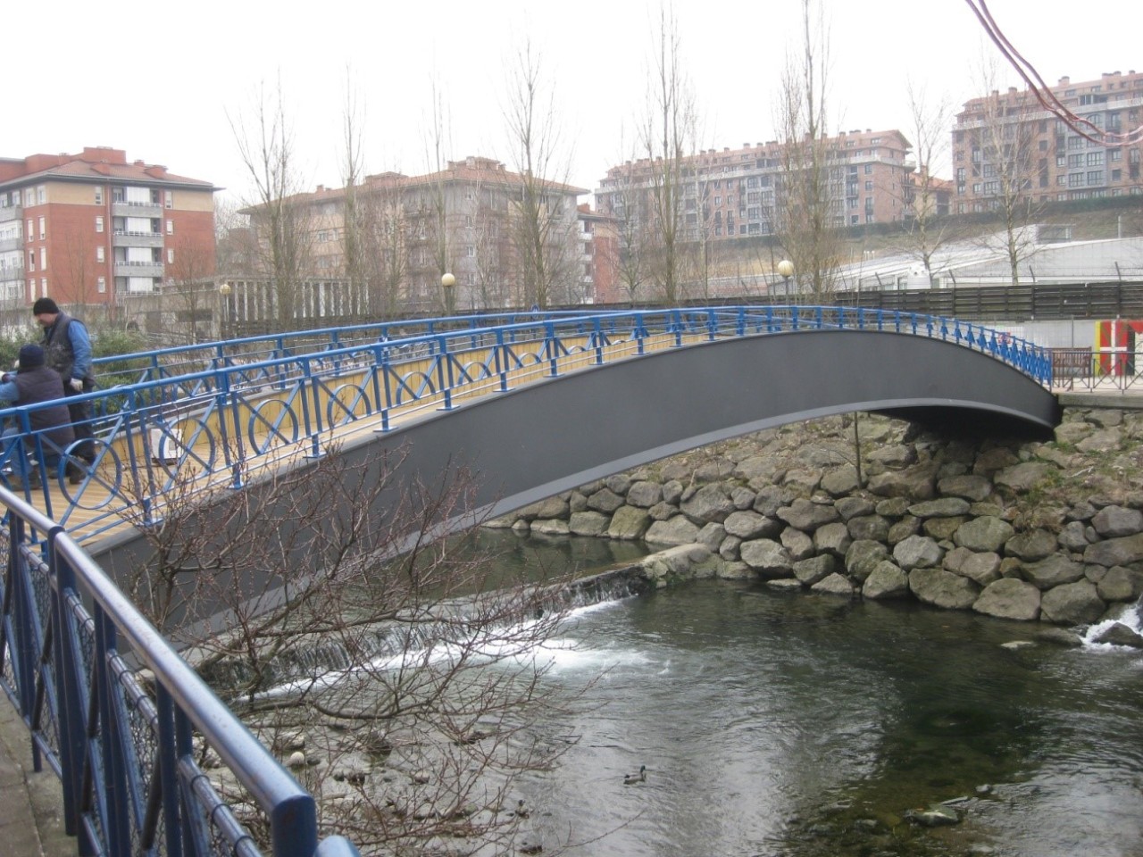 Sustitución del tablero de la pasarela peatonal en el barrio de Fanderia (años 2009-2010)