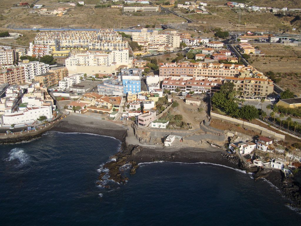 Paseo marítimo y demoliciones en la playa de Cho Vito (Candelaria, Tenerife)