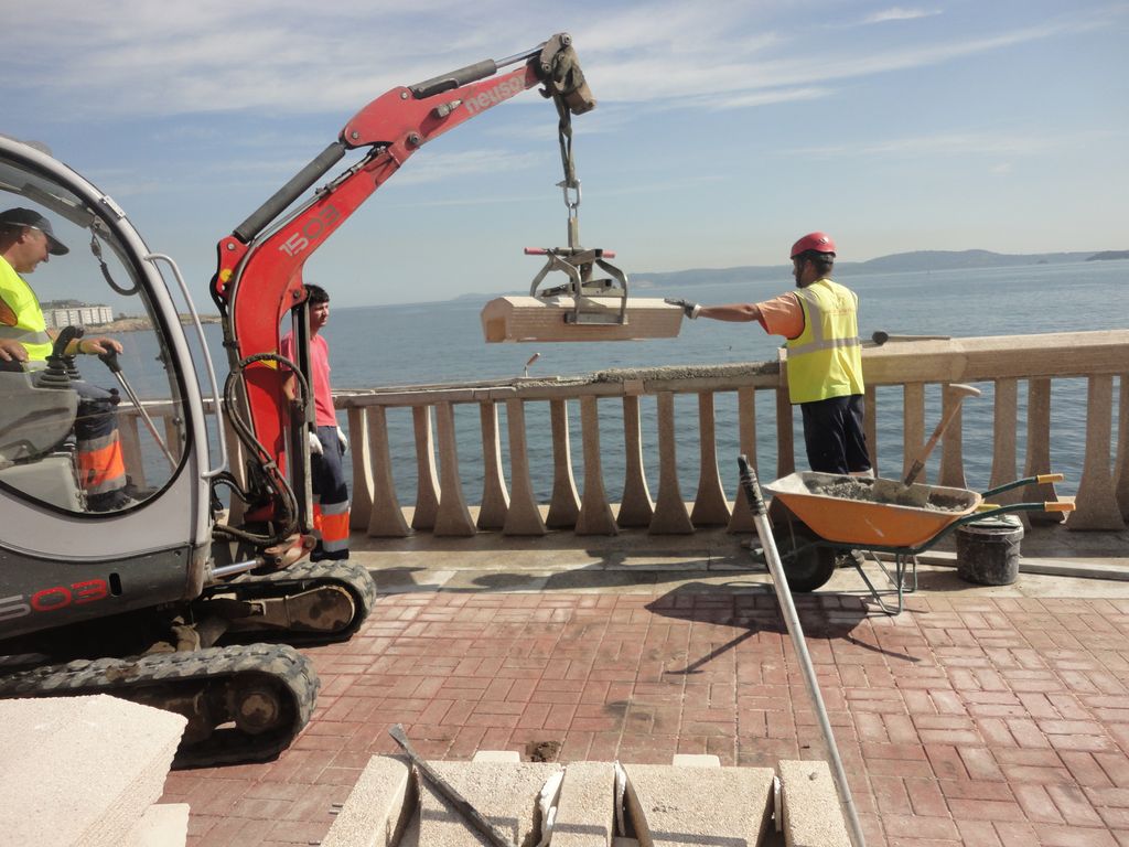 Averías en el paseo y pavimentos. Reparación de pavimento y muro del paseo marítimo.