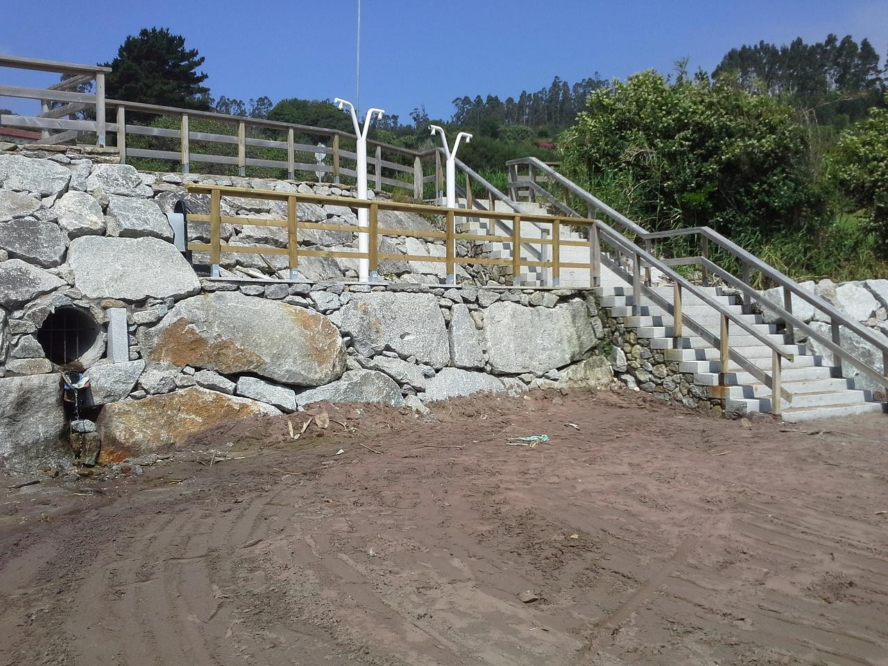 Playa de Fornos. Avería en la senda peatonal y accesos