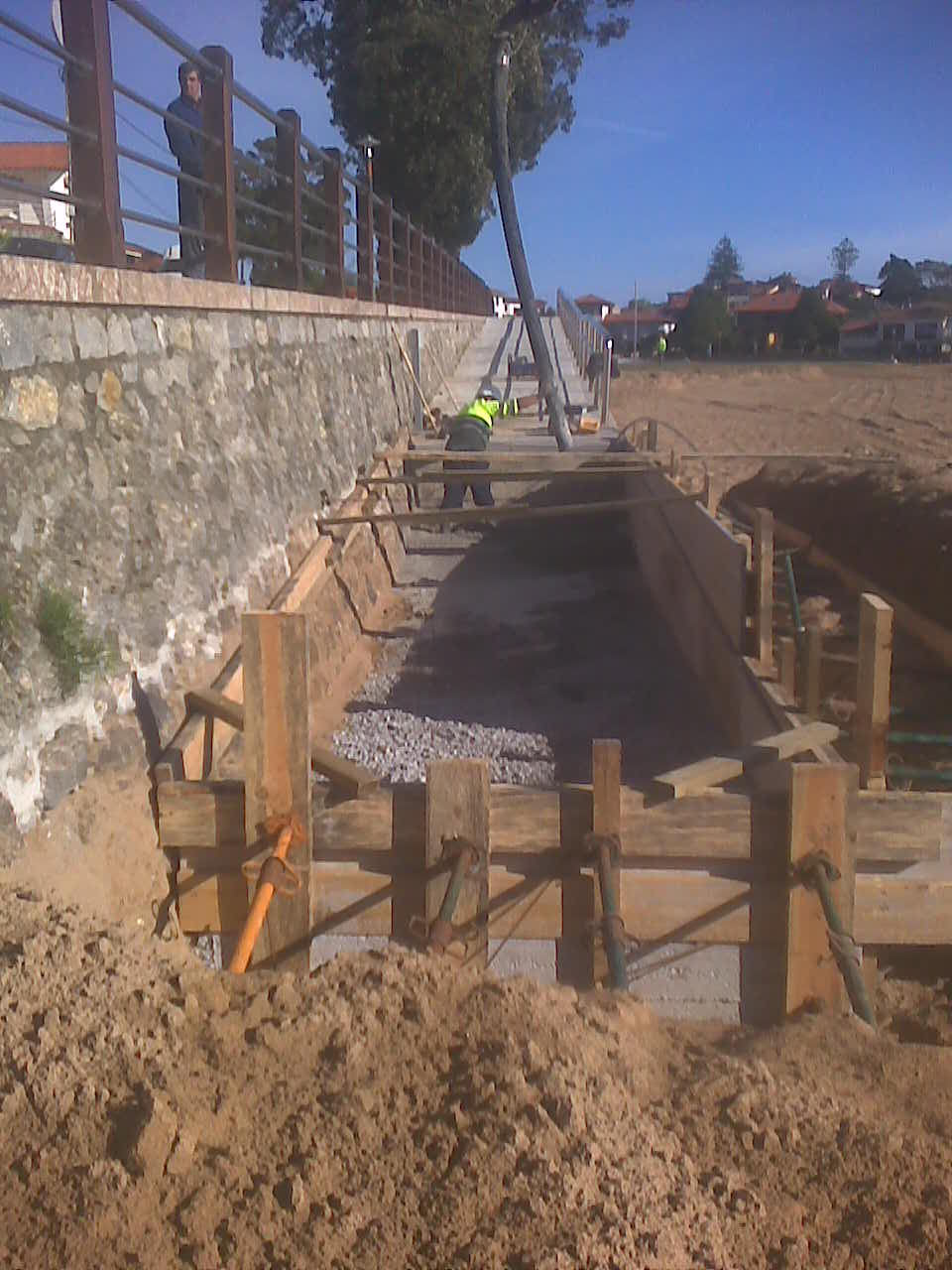 Playa de La Isla. Reparación de barandilla, duchas, prolongación rampa, plataforma de madera de caseta aseos