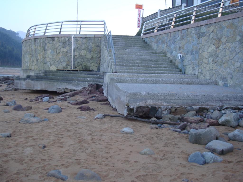 Playa de La Griega.  Reparación y recalce de plataforma de ducha y muro. 