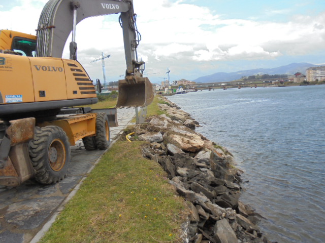 Playa de Navia. Recalce en parte final de la pasarela sobre muro