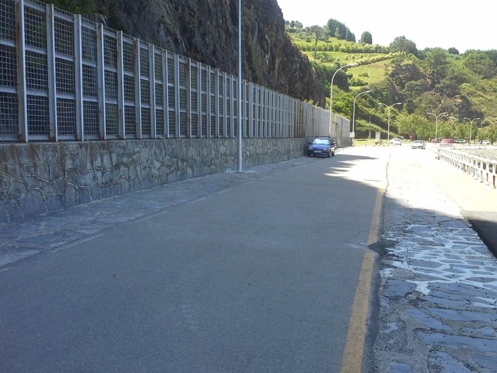 Playa 2ª de Luarca. Oquedad en rampa. Farolas