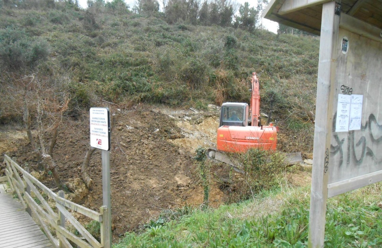 Playa Muriola. Reparación de talud en acceso a la playa.