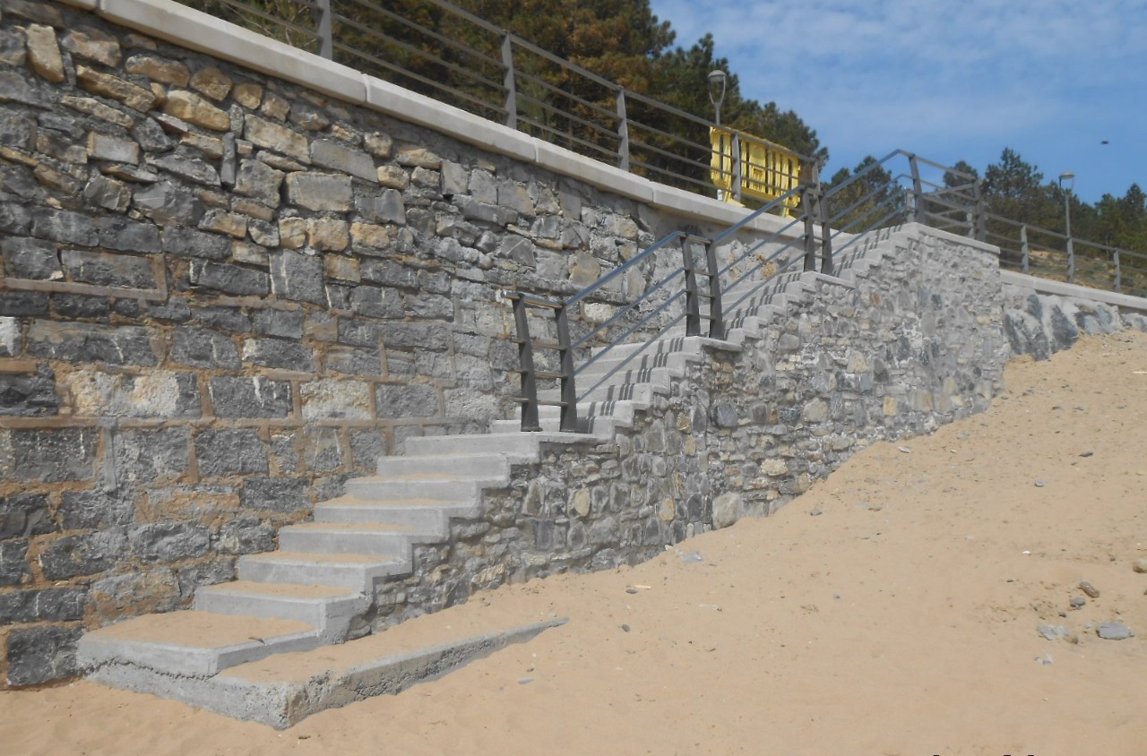 Playa y paseo de Gorliz. Reparación de accesos a playa (peatonal junto a Marítimo).
