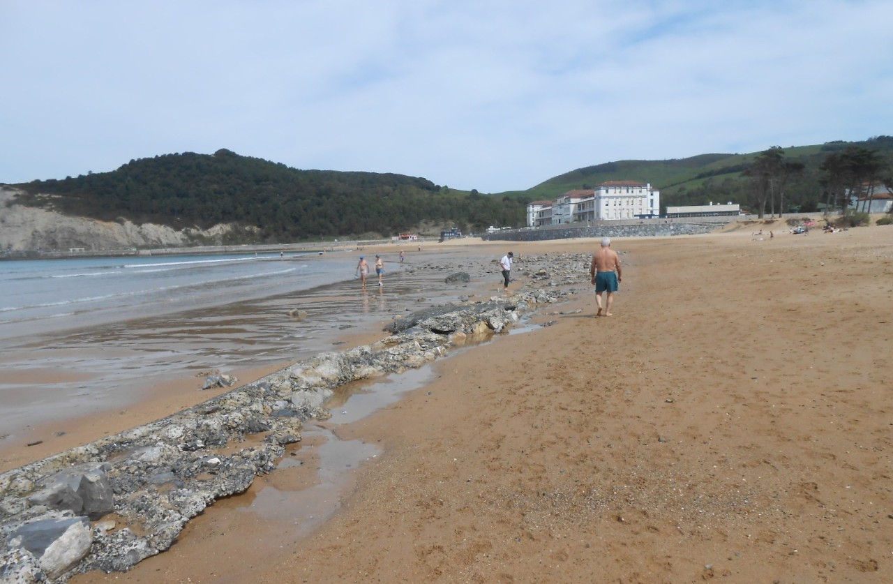 Playa y paseo de Gorliz. Retirada restos antrópicos aparecidos playa
