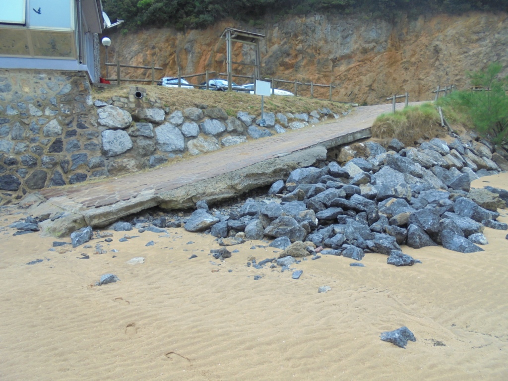 Playa de Laga. Reparación rampa de acceso a playa junto Atxarre