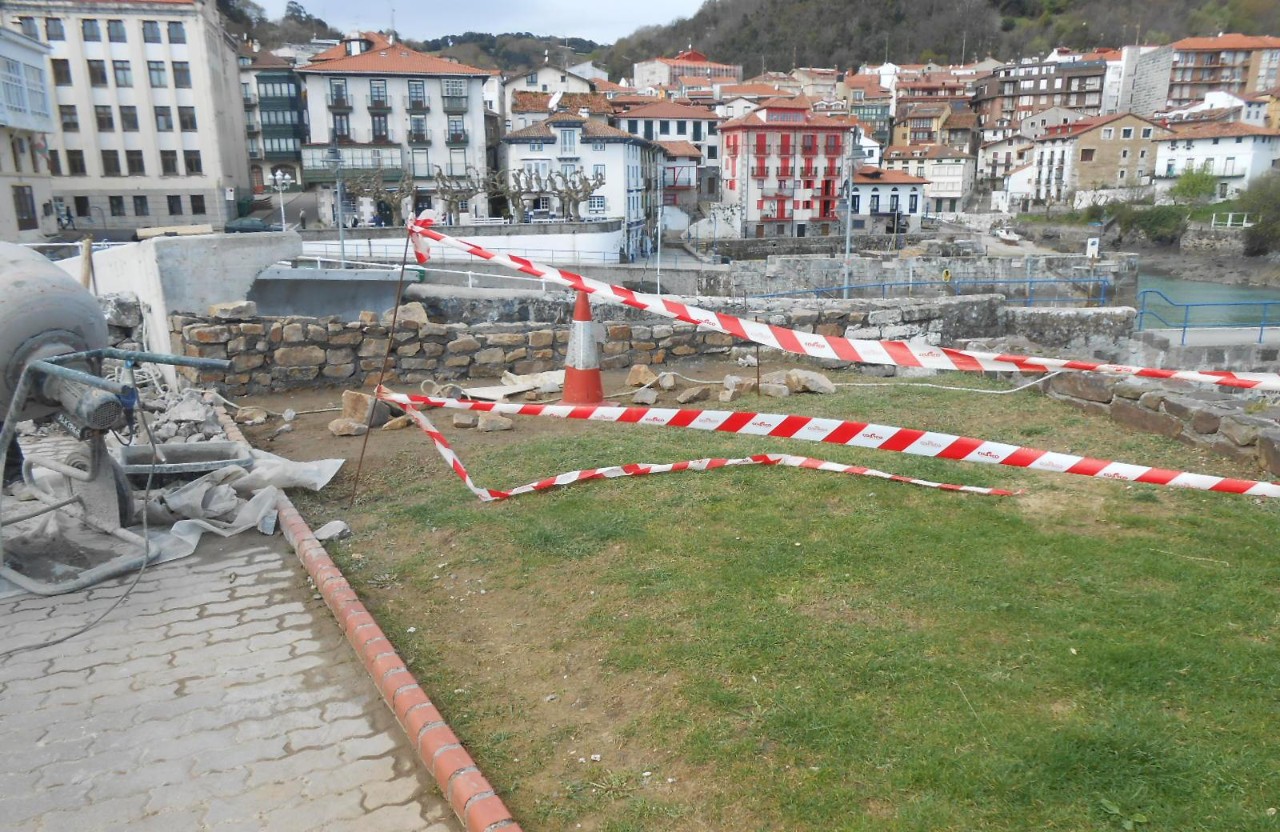 Atalaia. Reconstrucción sostenimiento paseo público.