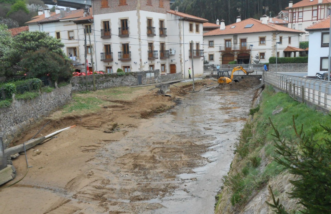 Entorno de Pobeña. Restauración cauce y escollera arroyo Valle