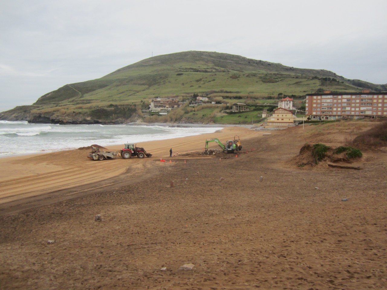Playa La Arena. Retirada antiguas cimentaciones afloradas en playa.