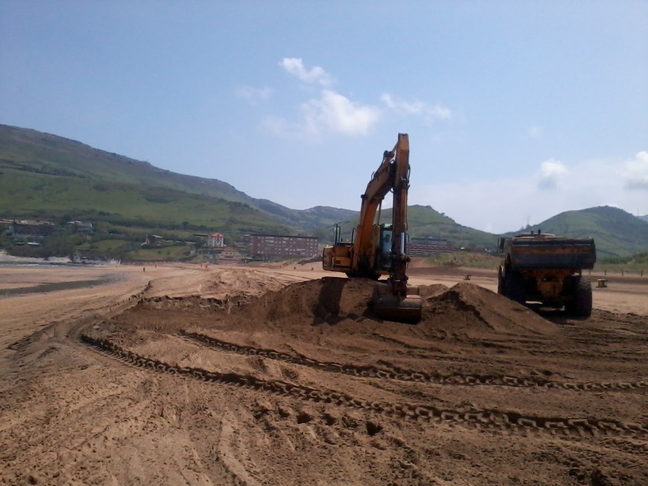 Playa La Arena. Recolocación áridos en playa.