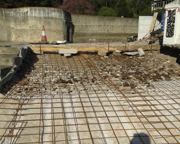 Playa de Dicido. Repilado de piedras sobre el talud y reparación de accesos