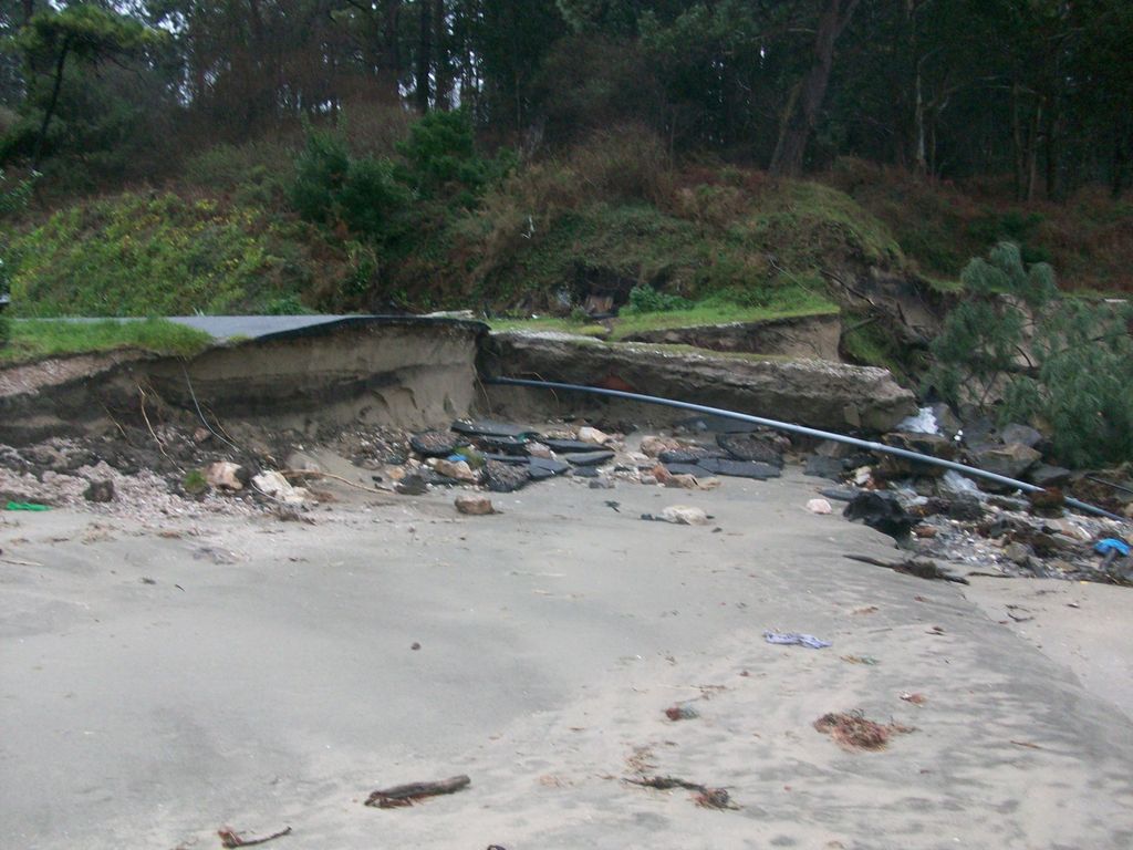 Playa Arealonga. Escollera, ducha