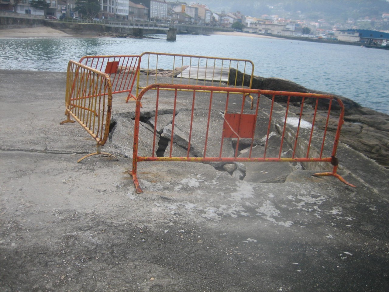 Pescadoira. Socavón en plataforma de hormigón