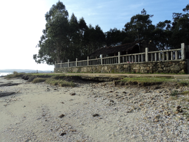 Playa de Vao-Carreirón. Paseo descalzado. Colocación de escollera y hormigonado debajo del paseo