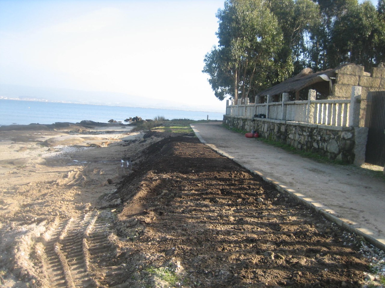 Playa de Vao-Carreirón. Paseo descalzado. Colocación de escollera y hormigonado debajo del paseo