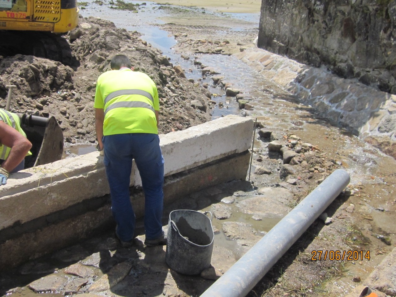 Combarro. Canalización del regato y reparación de la rampa de piedra