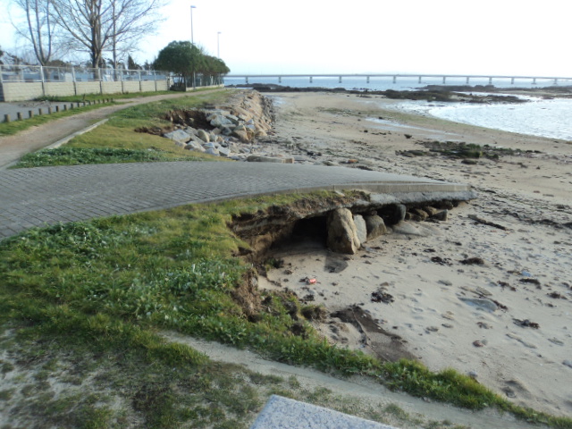 Playa de Terrón. Accesos de madera deteriorados y protección de camino de acceso