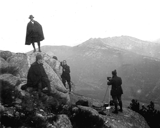Fotógrafo y grupo en una cima. Real Sociedad Española de Alpinismo Peñalara.
