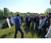 Los planes de gestión se elaboran desde la participación y el consenso. Imagen de las explicaciones acerca de las actuaciones de mejora ambiental y defensa frente a inundaciones en el río Tormes (Salamanca).