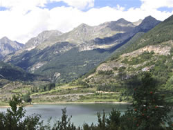 Paisaje con montañas y lago. Autor: Juan Manuel Villares Muyo