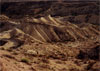 . Los paisajes erosivos de la zona de Albox (estación nº21), Almería, en la primavera de 2002 (17-IV-02) donde se constata una rápida evolución de las laderas de badlands (retroceso paralelo rectilíneo) y de la red de drenaje subcutánea y subterránea (pipings), acompañada de hundimientos y deslizamientos gravitatorios.