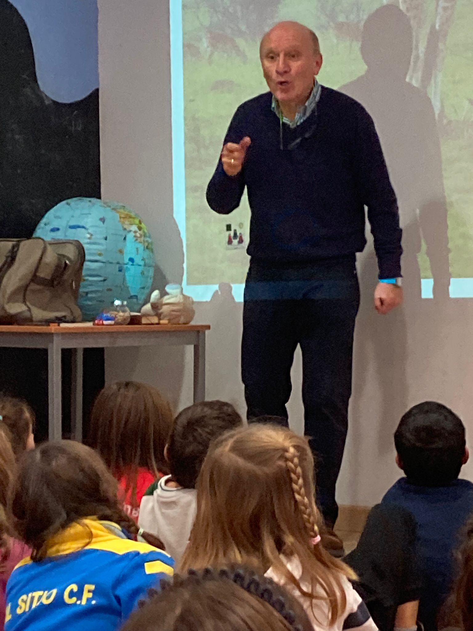 La vuelta al mundo en casi 80 cuentos -  Manuel Cortés