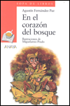 Un duende sentado entre hojas de roble y castañas