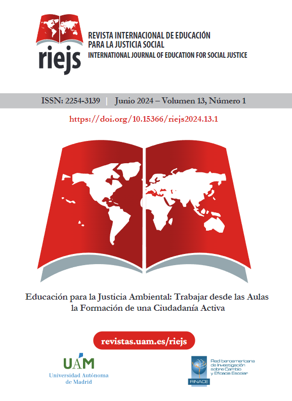 El actual modo de vida capitalista e industrial tiene graves consecuencias sobre los ecosistemas y la salud de las personas. La educación ambiental es una herramienta estratégica para afrontar la crisis ecosocial, ahondando en ello, la educación para la justicia ambiental pretende capacitar para la acción. Las asambleas ciudadanas para el clima han explorado la participación para abordar, desde la reflexión y el conocimiento, las transformaciones necesarias. En este trabajo se comparan grupos de Secundaria, urbanos y rurales, en cuanto a percepciones y propuestas realizadas después de una secuencia de educación ambiental, basada en educación para la justicia ambiental, sobre crisis energética y contaminación atmosférica. La investigación tiene un enfoque metodológico mixto, participando 85 clases de secundaria del Alto Aragón (España). No se aprecian diferencias significativas entre entorno rural y urbano, salvo en el compromiso de emplear transportes menos contaminantes, más respaldado en el urbano. El alumnado reclama al Gobierno políticas generales de calado, enfatizando en el control de actividades irresponsables. Las medidas más citadas para afrontar los retos fueron ser feliz, comprar ecológico y de proximidad y no emplear el coche. La mayoría de las propuestas guardan relación con alguna de las planteadas por la Asamblea Ciudadana para el Clima y permitirían afrontar en mejores condiciones la crisis ecosocial.