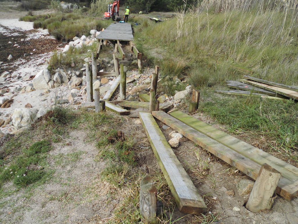 Mantenimiento y conservación de las sendas peatonales de acceso a la playa de Penisqueira