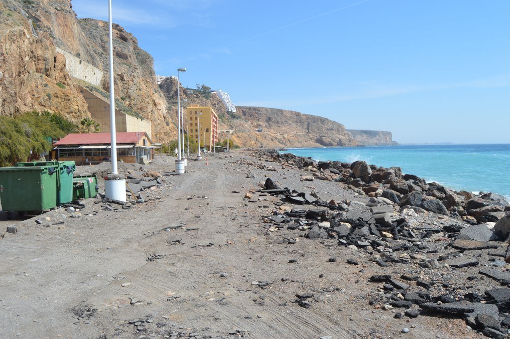 Aportación de arena y restauración de defensa longitudinal en la playa de El Palmer