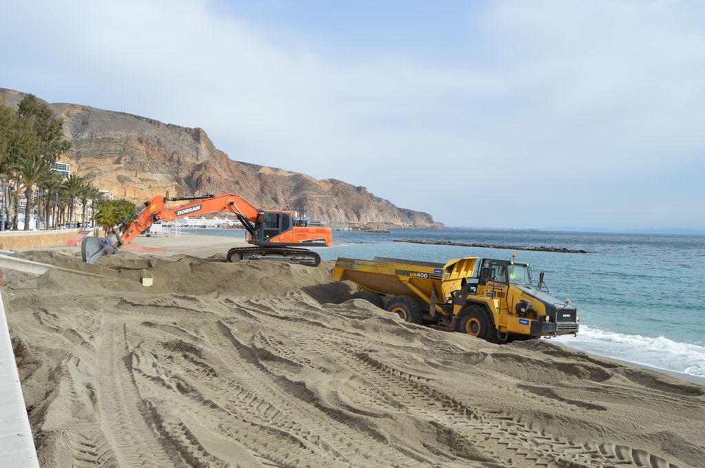 Trasvase y aportación de arena a la playa de Aguadulce