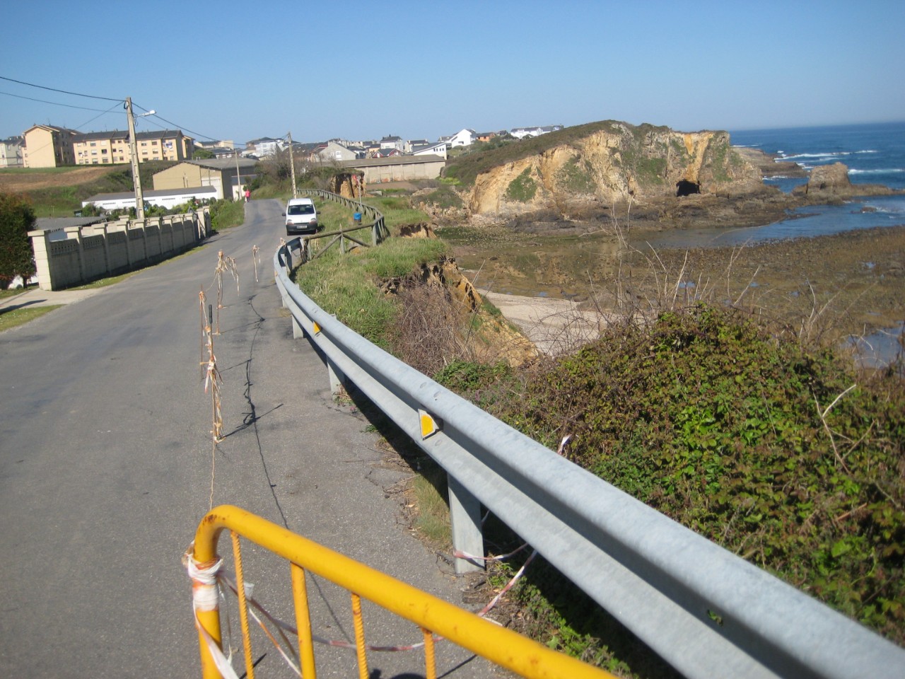 Antes. Estabilización del acantilado que bordea la playa de las Represas