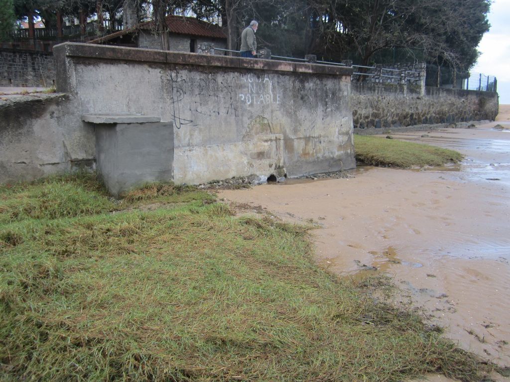 Mantenimiento y conservación 2015. Demolición de muro y retirada de tubería en playa de San Antonio (2)