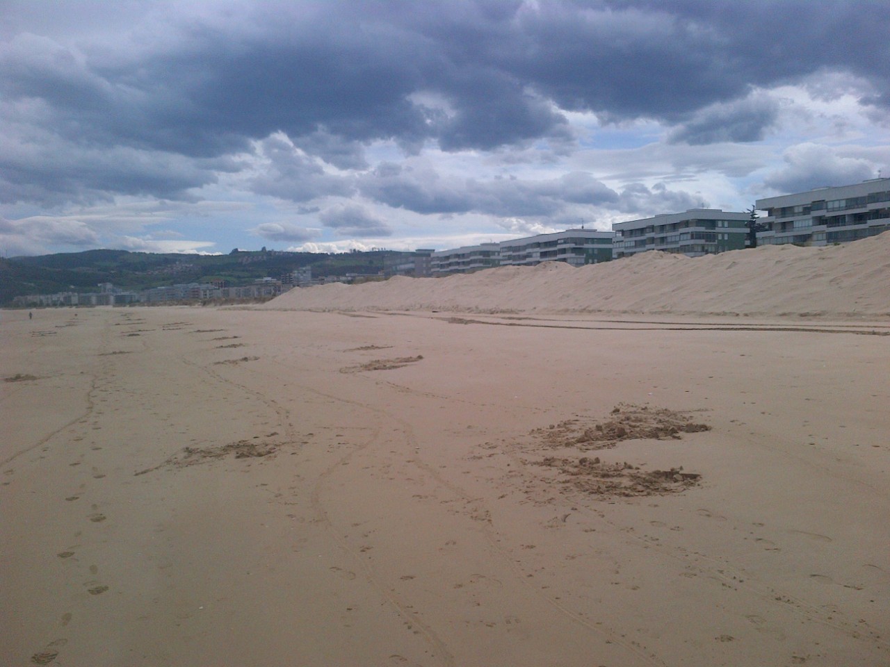 Playa Salvé. Bypass de arena desde la zona de acopio en la desembocadura del río Mantilla para constituir una duna.