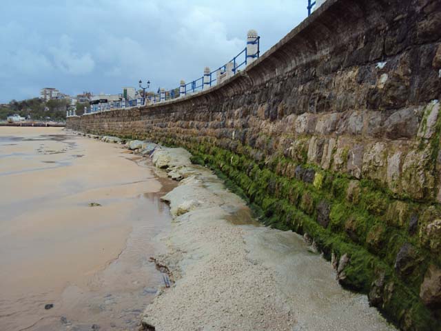 Sardinero. Refuerzo de la cimentación  de dos tramos de muro ubicados en la Segunda playa del sardinero