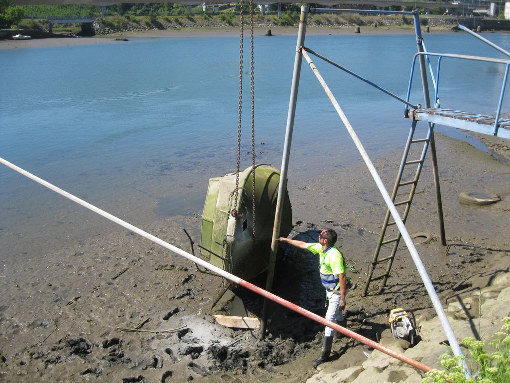 Mantenimiento del litoral de la provincia 2017. Retirada de embarcación abandonada en la ría del Oria