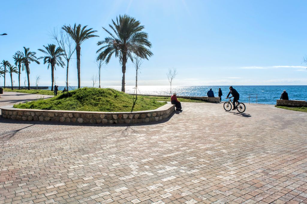 Reposición en el extremo de levante de la playa de La Charca del paseo marítimo demolido como consecuencia de los temporales acaecidos durante los primeros meses de 2015