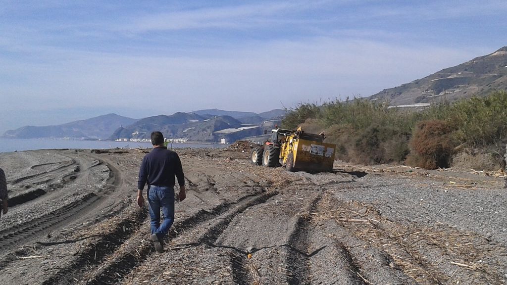 Limpieza extraordinaria de las playas de Granada en septiembre de 2015