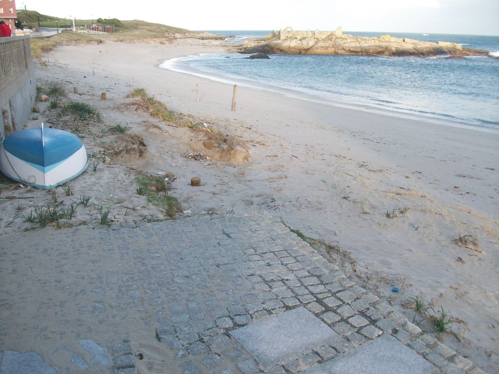 Playa de Cubelas. Escollera, muretes, barandilla inoxidable y reparación paseo