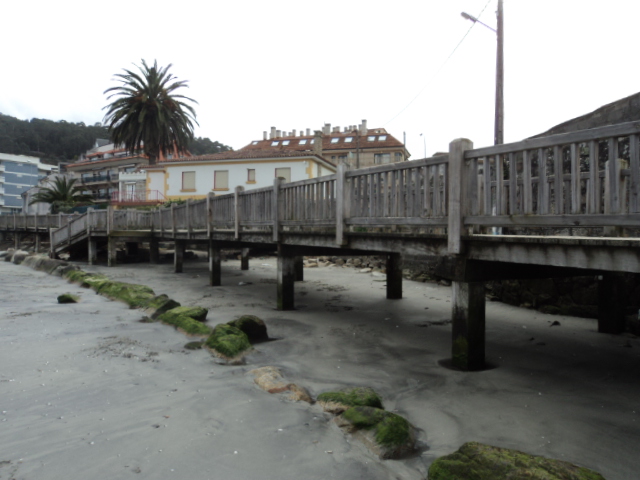 Playa de Santa Marta. Acondicionamiento de tránsito. Reparación de pasarela peatonal de madera