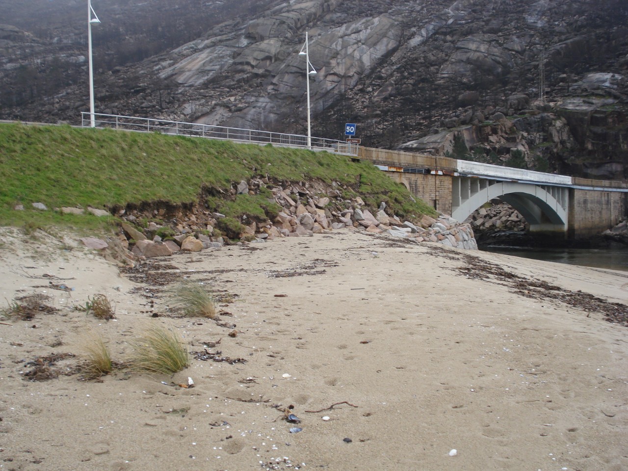 Playa de Ezaro. Averías en el paseo y pavimentos