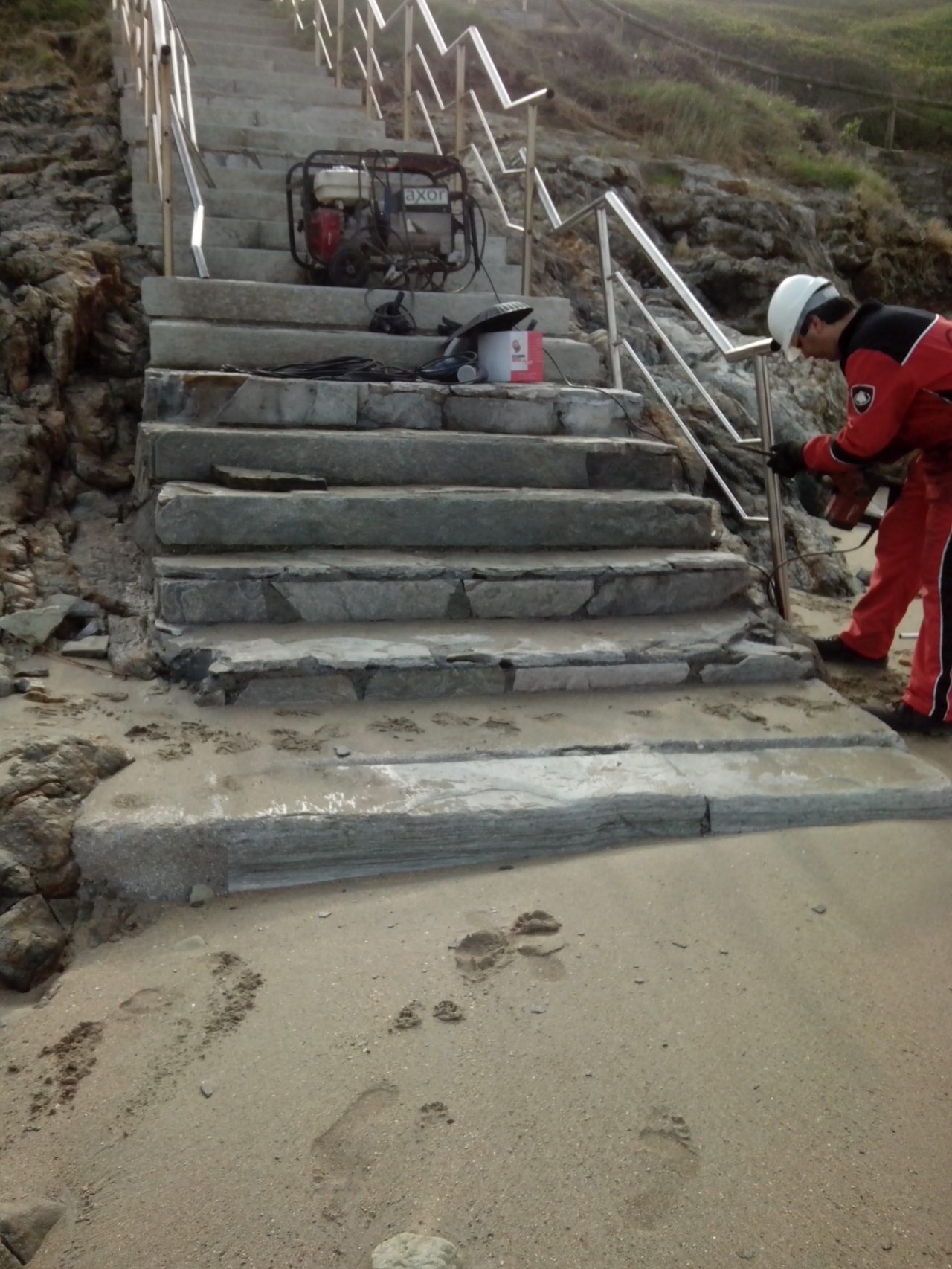 Reparación de daños en la playa de Arnao